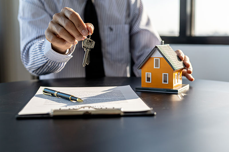 Immobilienmakler-dietzenbach-Haus-verkaufen Haus verkaufen in Dietzenbach – Schlüsselübergabe nach erfolgreichem Immobilienverkauf mit professioneller Unterstützung durch einen Immobilienmakler.
